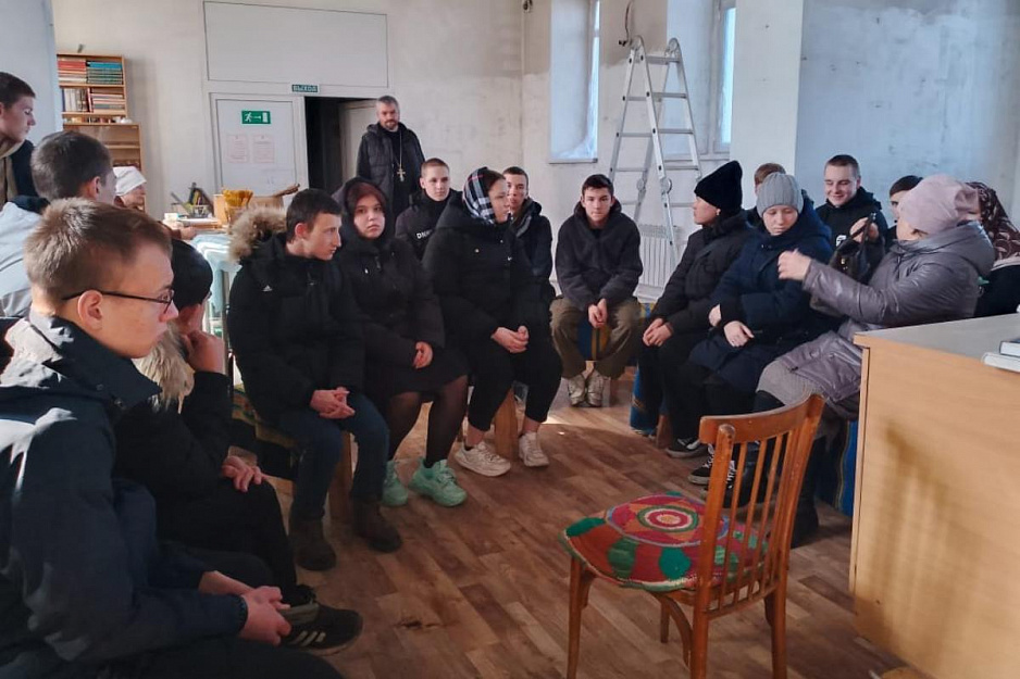 Студенты Мокроусовского техникума поговорили со священником о семейных ценностях