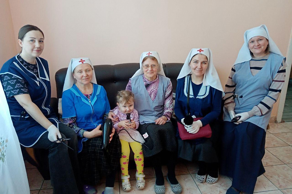  Курганские сёстры милосердия провели акцию «Серебряный волос» в доме-интернате для престарелых