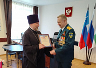 В Кургане священник поздравил огнеборцев с профессиональным праздником