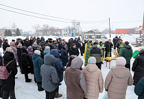 Величественный крест установили на храме села Половинное