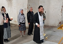 Варгашинский священник совершил молебен в старинном храме