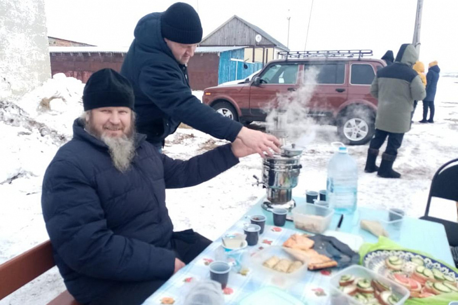 Священник в Нижней Алабуге наградил юных участников праздника сладостями