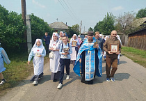 Жители села Большое Раково прошли семейным крестным ходом