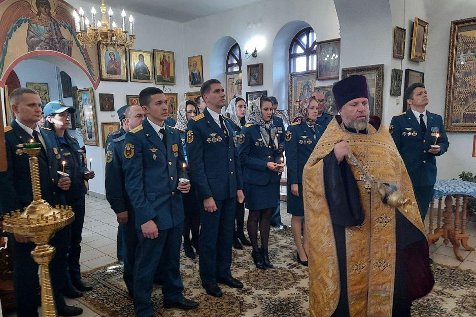 Сотрудники управления специальной пожарной охраны помолились в Пантелеимоновском храме Кургана