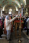 В главном соборе Кургана началась раздача Благодатного огня