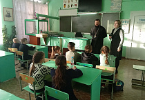 В Лебяжьевском районе священник провел в сельской школе два «Урока нравственности»