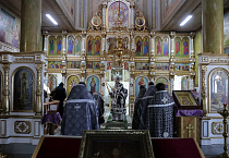 Митрополит Даниил в храме поселка Смолино совершил Литургию Преждеосвященных Даров