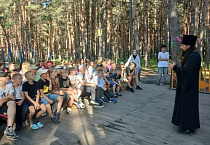 Половинский священник благословил ребят из оздоровительного лагеря на хороший отдых