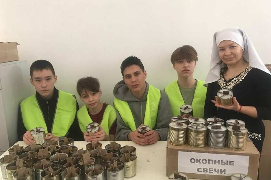 В Кургане школьники вновь помогли православному приходу в изготовлении маскировочных сетей