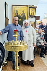 В Курганском храме на ночном рождественском богослужении прихожанам дарили мандарины