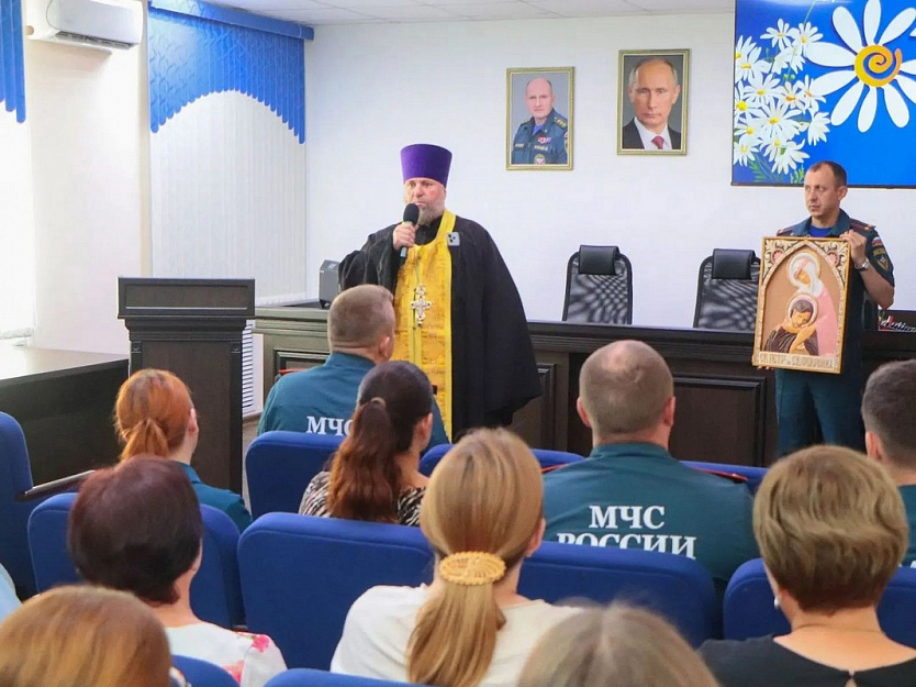 Священник поздравил семьи сотрудников Курганского МЧС с Днём семьи, любви и верности