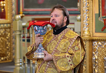 Митрополит Даниил совершил раннюю воскресную Литургию