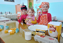 В социальной столовой курганского храма учат маленьких поварят