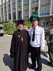 Курганский священник окропил святой водой участников митинга в честь Дня пограничника