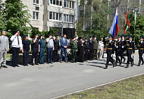 Курганский священник окропил святой водой участников митинга в честь Дня пограничника