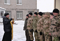 Курганский священник совершил молебен для росгвардейцев