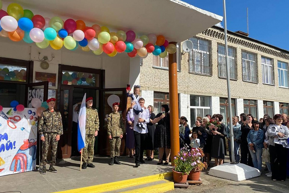 Священник из села Садовое благословил школьников на учёбу