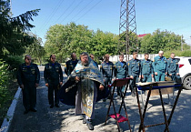 Зауральский священник совершил молебен в пожарной части