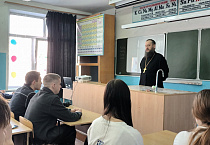 В Кургане священник - участник СВО встретился с десятиклассниками