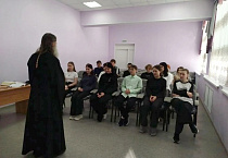 Священник Андрей Верхотуров выступил перед школьниками и родителями
