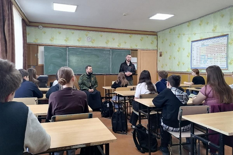 В Лебяжье священник-участник СВО встретился со школьниками накануне Дня Победы