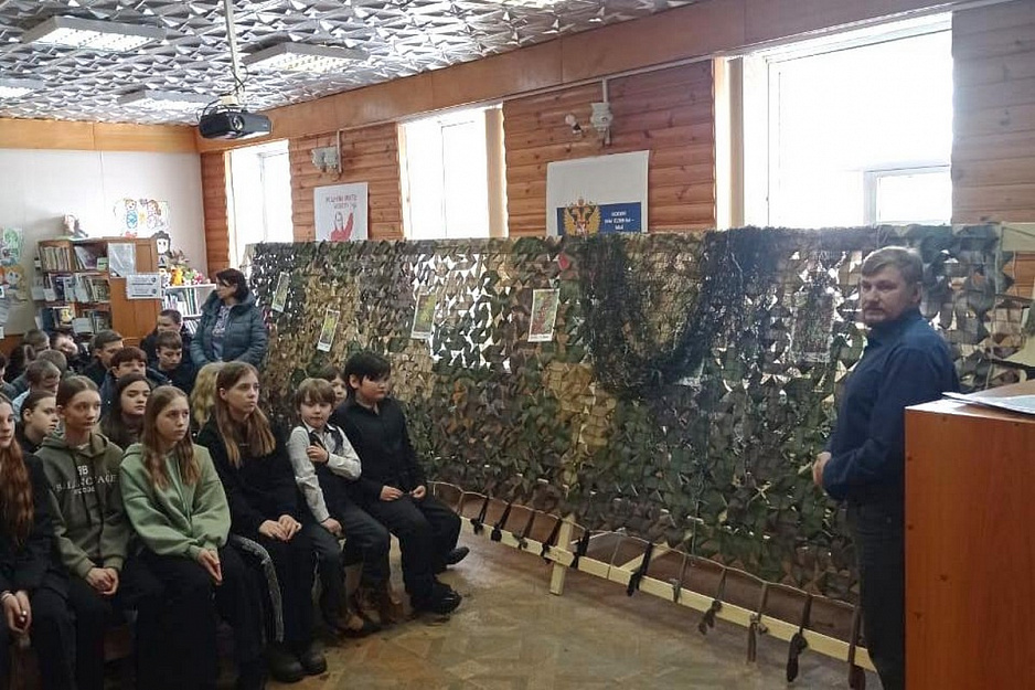 В Кургане священнослужитель провёл патриотический урок для школьников