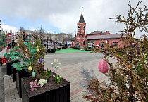 В Кургане территорию Александро-Невского собора украсили к Пасхе