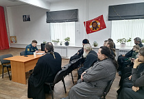 В Кургане священники встретились со специалистом МЧС