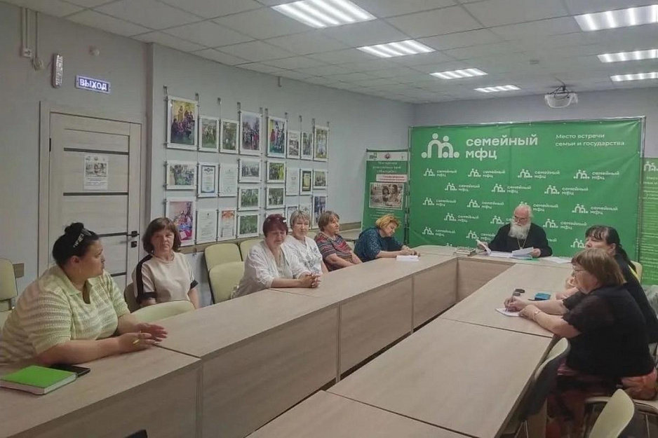 Педагог православной гимназии выступил с докладом в Семейном МФЦ Кургана
