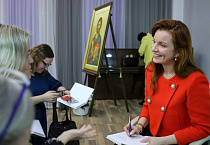Ведущая телеканала «СПАС» Наталья Москвитина презентовала в Кургане свою книгу «Папина дочка»