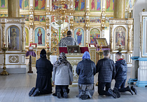 Митрополит Даниил в храме поселка Смолино совершил Литургию Преждеосвященных Даров