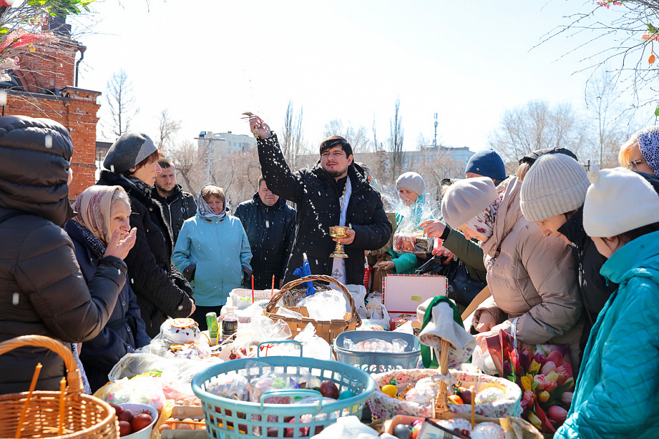 В Александро-Невском кафедральном соборе проходит освящение куличей