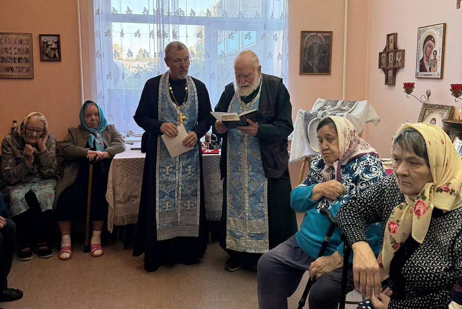 Курганские священники причастили проживающих в доме-интернате