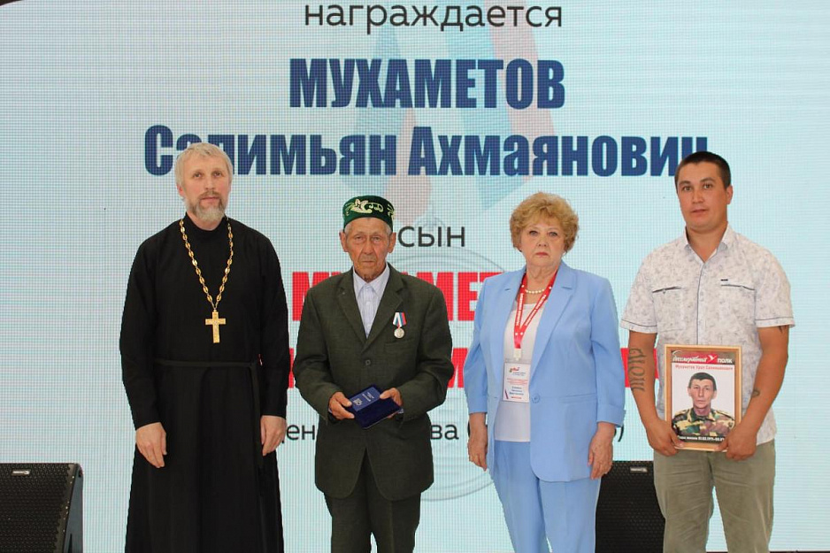 В Кургане священник участвовал во вручении медалей «Отец солдата»