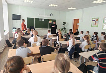 В Зауралье священник встретился со школьниками сёл Каширино и Колесниково