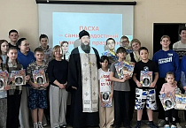 В Кургане священник и члены СПЖ угостили куличами детей из социально-реабилитационного центра