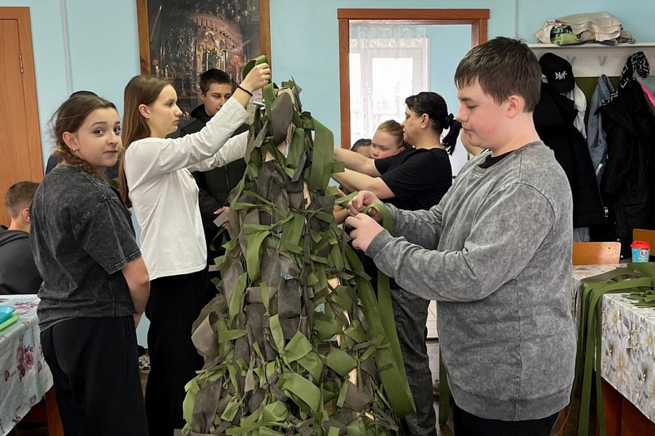 Ученики школы села Садовое помогли местному приходу в плетении маскировочных сетей