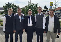 В Курганском госпитале первый учебный день ознаменовали высадкой кустов роз