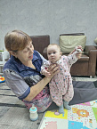 В Кургане сестры милосердия со своими подопечными из ОСРЦ создавали пейзажи из листьев
