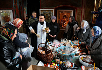 В Александро-Невском кафедральном соборе проходит освящение куличей