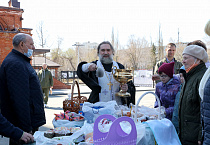 В Александро-Невском кафедральном соборе проходит освящение куличей