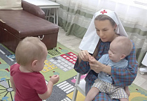 Сестры милосердия поиграли с малышами из ОСРЦ