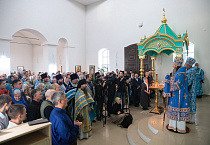В возрожденном храме Чимеевского монастыря прошла первая архиерейская Литургия и освящение нового иконостаса