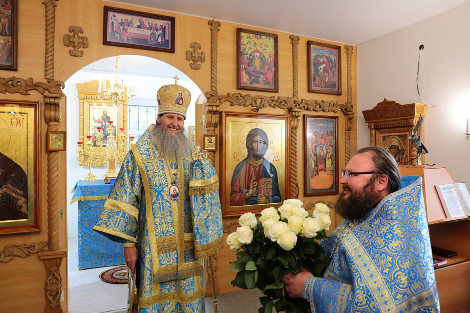 Митрополит Даниил совершил богослужение в Троицком храме Кургана