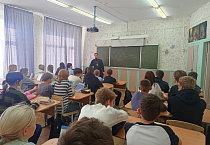 Курганский священник говорил о семье с учениками школы №44