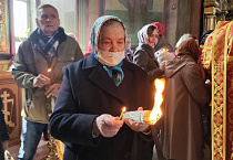 В Александро-Невский кафедральный собор доставили благодатный огонь