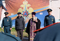В Кургане священник поздравил огнеборцев с юбилеем пожарной охраны