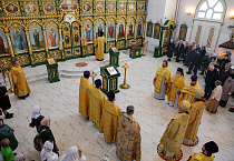 На Литургии в Троицком соборе Кургана пел хор Троице-Сергиевой лавры
