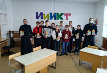 Братия Казанского Чимеевского монастыря вручили детям новогодние подарки