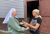 Многодетной семье доставили необходимую помощь в отдаленный поселок Курганской области
